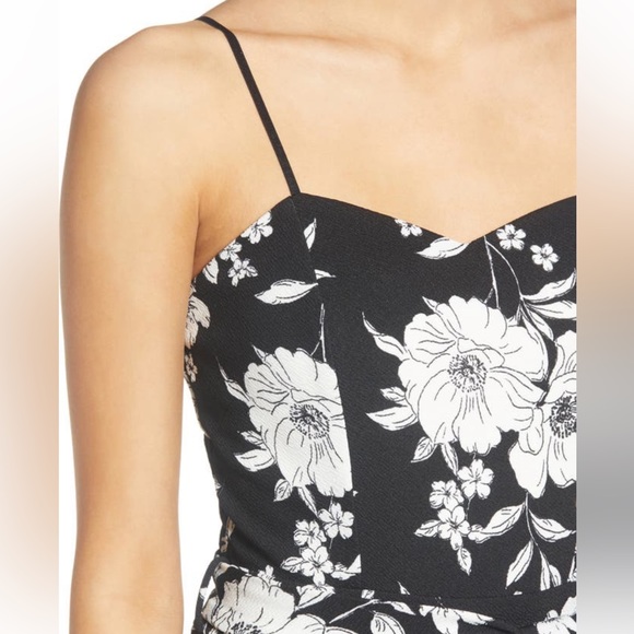 Cute and comfortable floral jumpsuit. Good for nights out, weddings, dates! - Picture 5 of 6